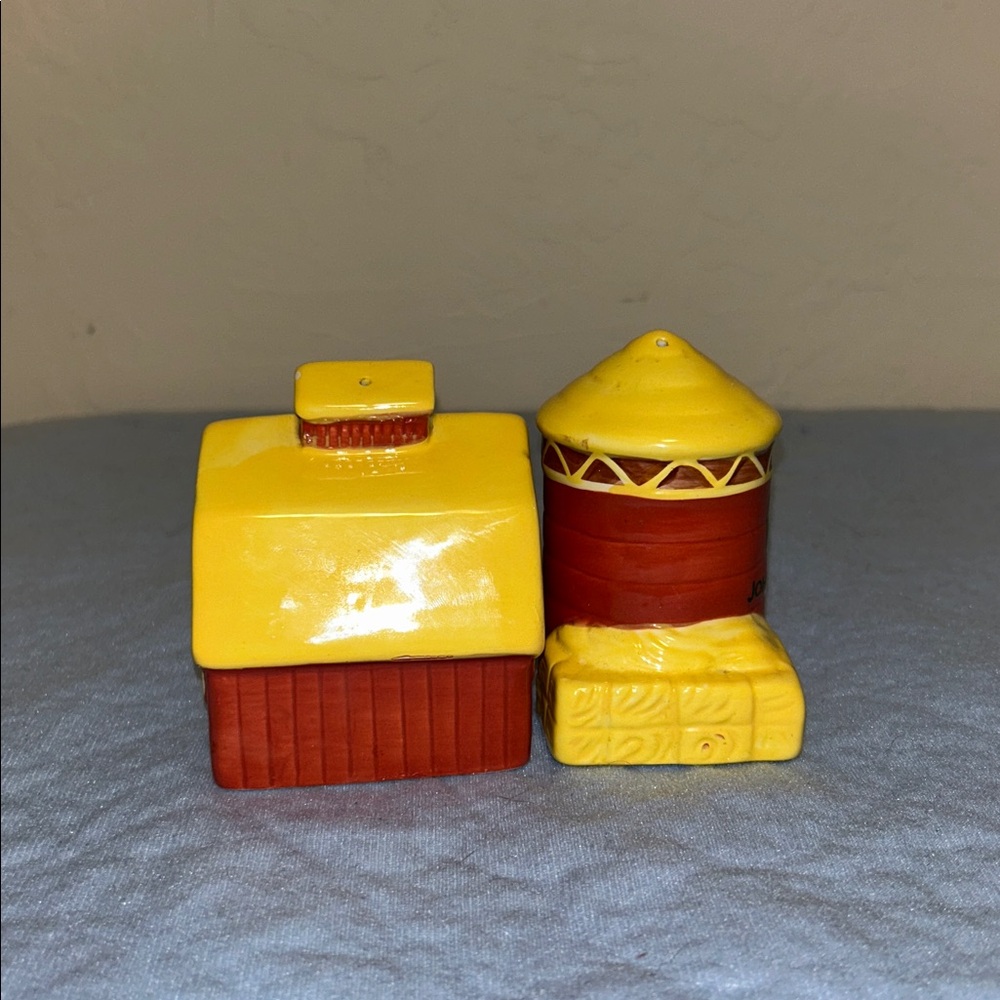 2002 Gibson The John Deere 'On The Farm' Ceramic Salt & Pepper Shaker Set - Picture 6 of 14